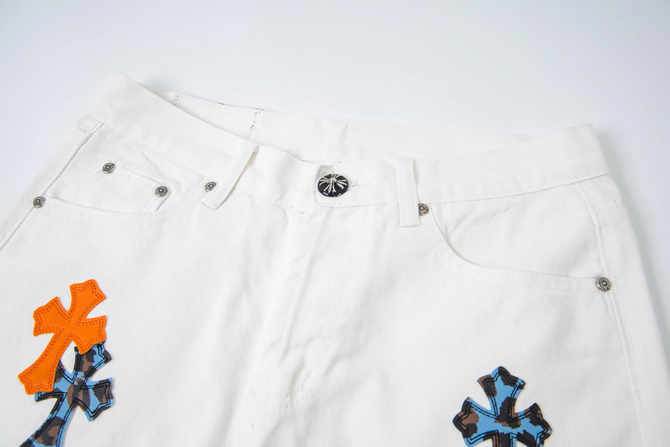 P260 💰 (Top version) Chrome Hearts/Chrome Hearts Classic white and orange cow series colored leather cross washed color fabric unisex denim trousers Vibe style straight stacked god-level version Carbon fine bias denim color cloth Old vintage full set of hardware - Chrome Hearts white cow series The high version uses high-ounce custom fabrics, fermentation washing and soft color fixation, soft and thick to wear. The details are all made by hand-polished craftsmanship. All-over printed jacquard fabric Unique design style. Through multiple processes to create a full retro feel. Unique niche non-contrast shirt. Customized distressed spray-painted buttons. Craftsmanship in every detail. Color: white and orange. Size: 28-30-32-34 (corresponding to S-M-L-XL)